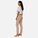 Vista lateral del pantalón slim beige de Jarman con tejido elástico y cintura adaptable.