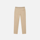 Vista trasera del pantalón slim beige de Jarman con cintura completamente elástica y bolsillo decorativo.