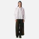 Pantalón verde oscuro con rayas teja de PAN combinado con camisa blanca