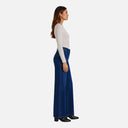 Mujer con vaquero azul oscuro de pierna ancha visto de perfil