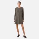 Vestido Freequent marrón topo de manga larga combinado con mocasines