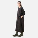 Vestido midi de cuadros PAN en tonos gris antracita y granate visto de perfil