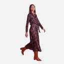 Vista lateral del vestido midi estampado paisley de Studio Manna confeccionado en España.