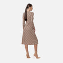 Vista trasera del vestido midi estampado para mujer de Surkana