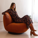 Vestido midi estampado paisley de Studio Manna combinado con botas de piel en un look elegante de otoño.
